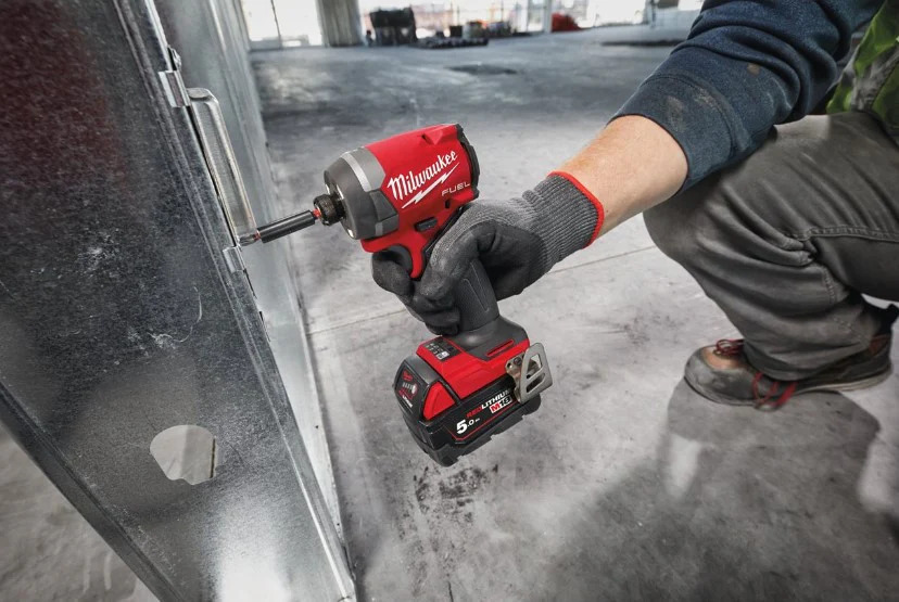 Ứng dụng súng bắn ốc vít trong nội thất: Thi công tủ, kệ và lắp ghép nhanh