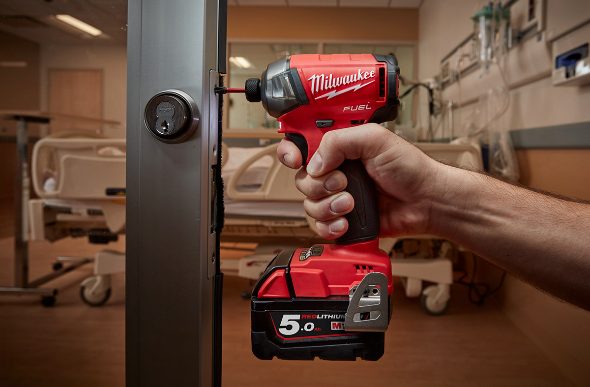 Ứng dụng súng bắn ốc vít trong nội thất: Thi công tủ, kệ và lắp ghép nhanh