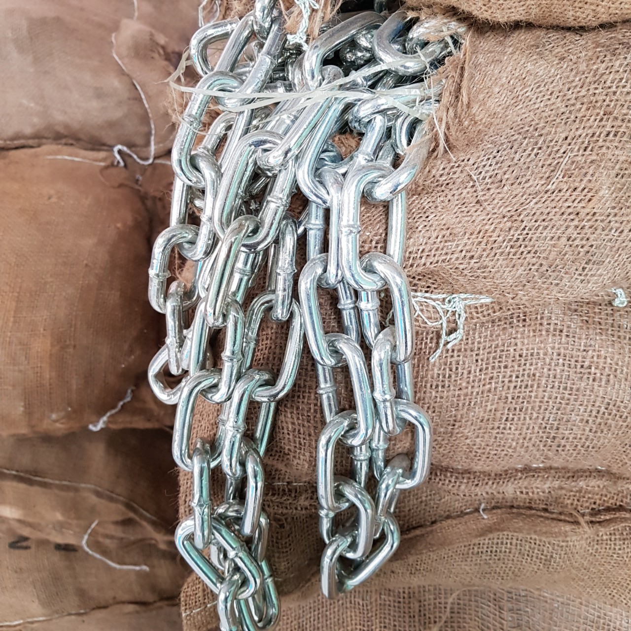 Tại sao dây xích liên kết lại được sử dụng rộng rãi trong trang trí nội thất hiện đại?