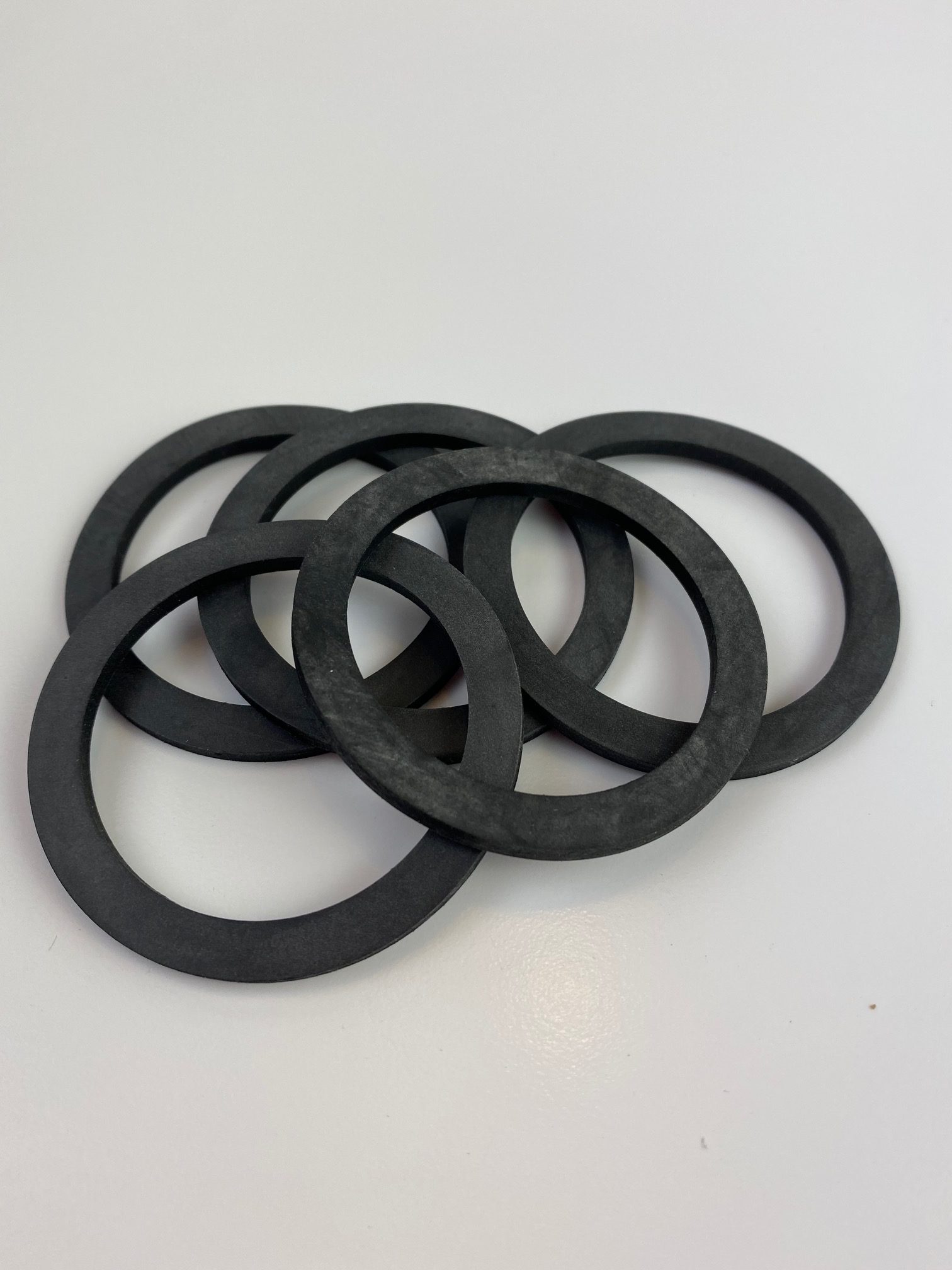 So sánh long đen cao su với long đen kim loại thông thường