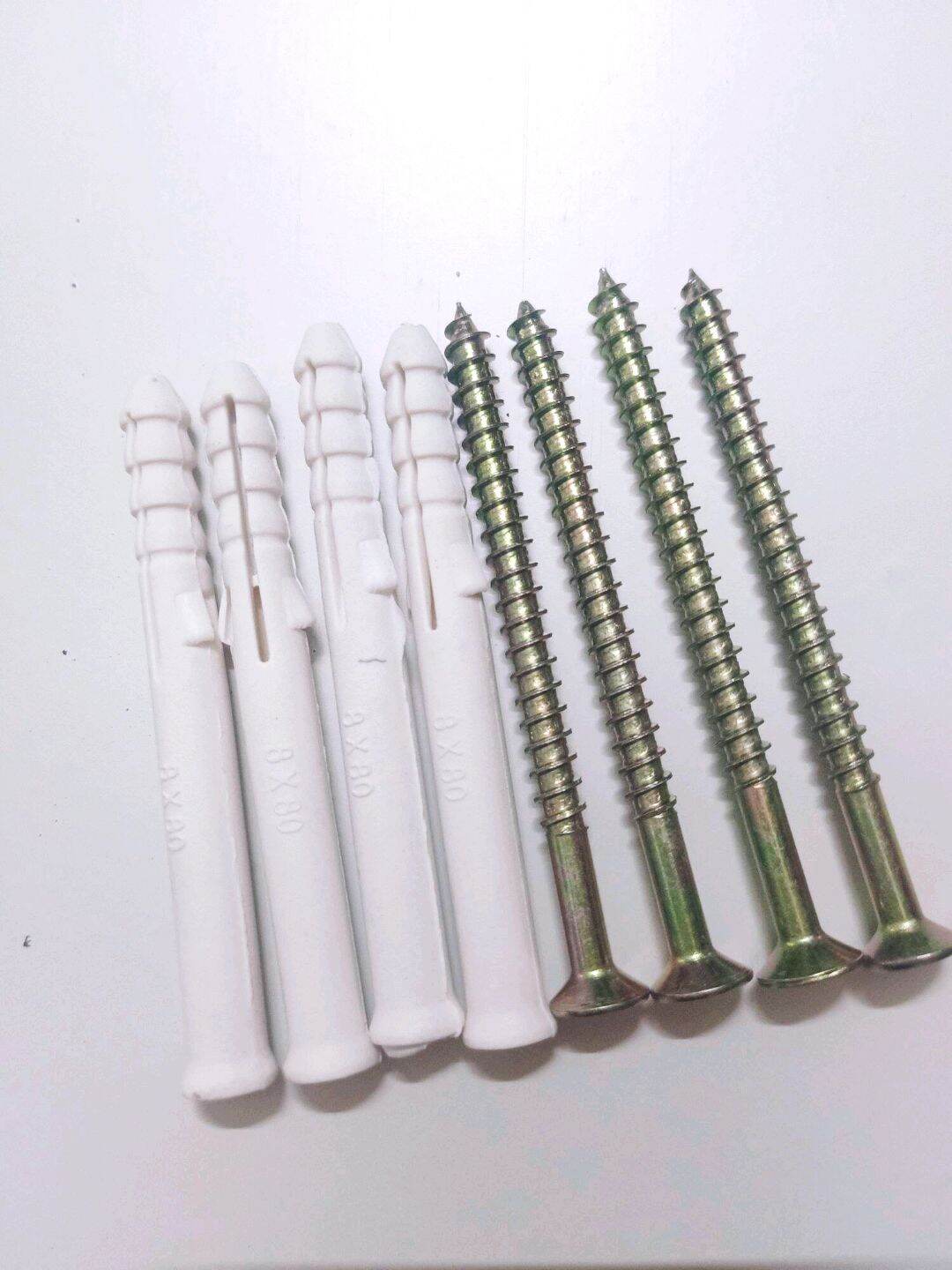 So sánh vít lắp đặt inox và thép loại nào tốt hơn