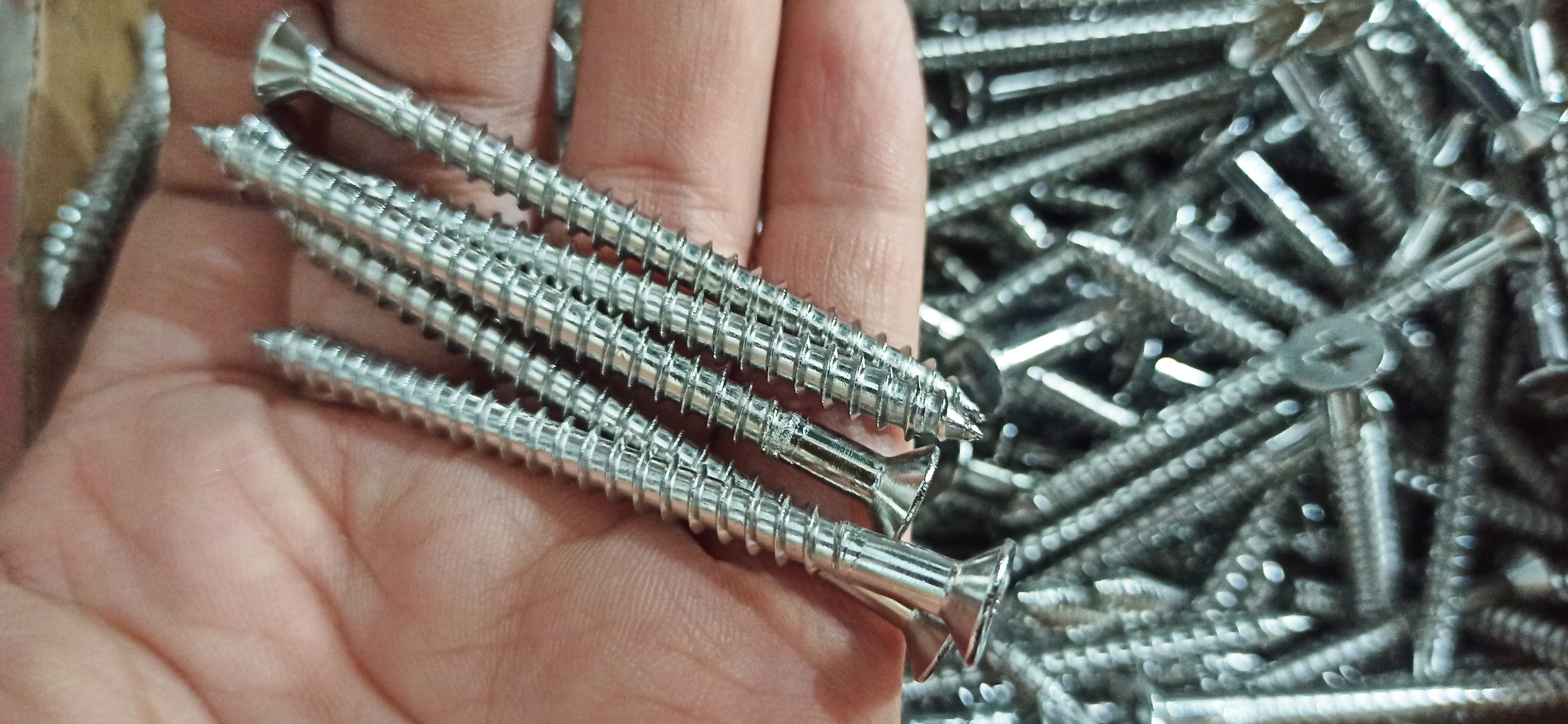 Có nên dùng vít lắp đặt giá rẻ ? Những điều cần biết