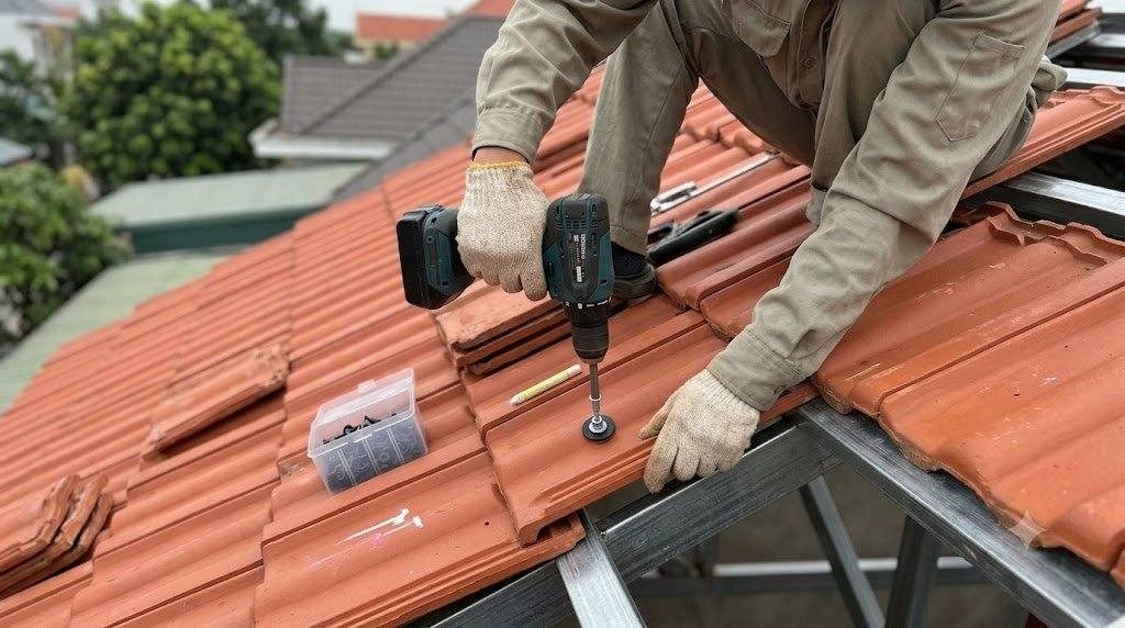Cách xử lý vít bắn ngói bị dột sau khi thi công