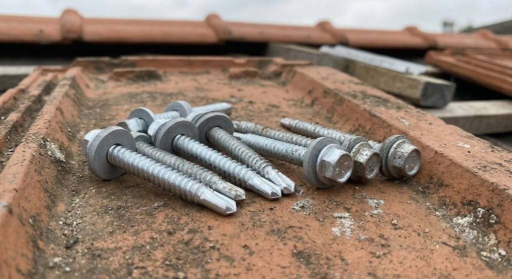 Vít bắn ngói inox 304 và vít mạ kẽm là gì